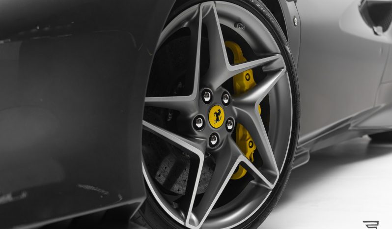 Ferrari F8 Spider completo