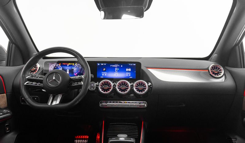 Mercedes Benz GLA 200 AMG Line completo