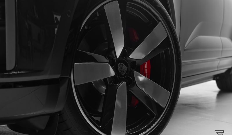 Porsche Macan Turbo Elétrica completo