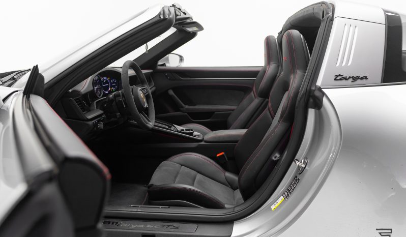 Porsche 911 Targa 4 GTS completo
