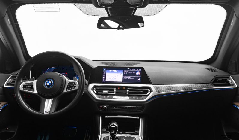 BMW 330e M Sport completo