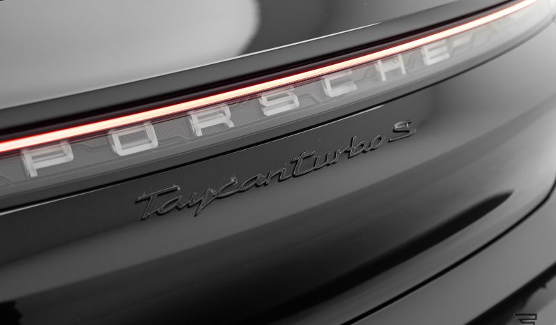 Porsche Taycan Turbo S completo