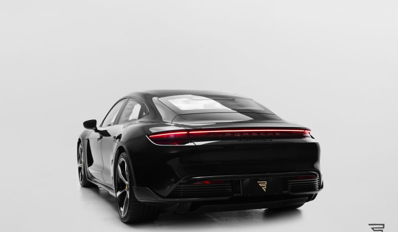 Porsche Taycan Turbo S completo