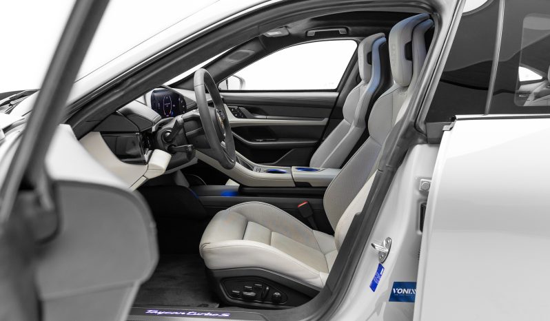 Porsche Taycan Turbo S completo