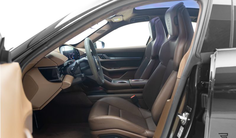 Porsche Taycan Turbo S completo
