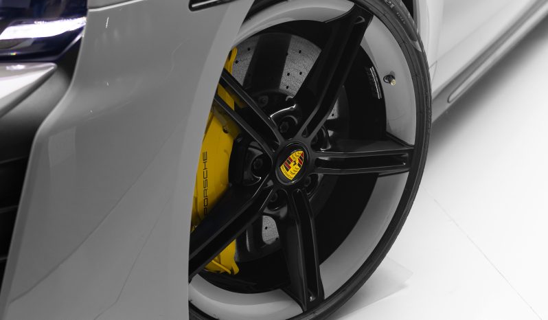 Porsche Taycan Turbo S completo