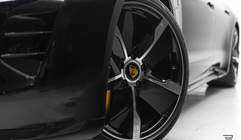 Porsche Taycan Turbo S completo