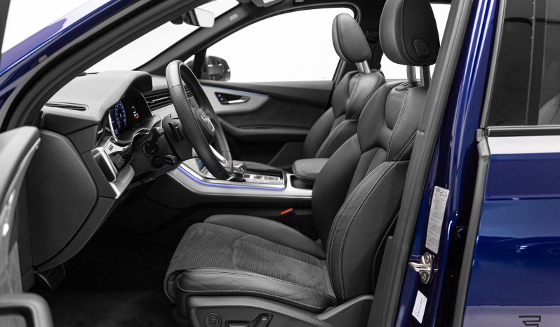 Audi Q7 Performance Black completo