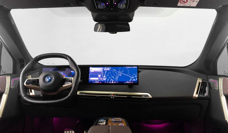 BMW iX xDrive50 Sport completo